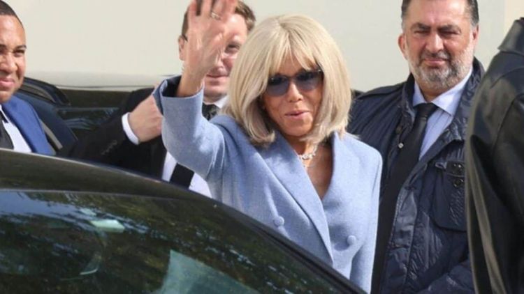 Brigitte Macron à la Fashion Week de Paris : cette scène lunaire avec Charlize Theron n’est pas passée inaperçue