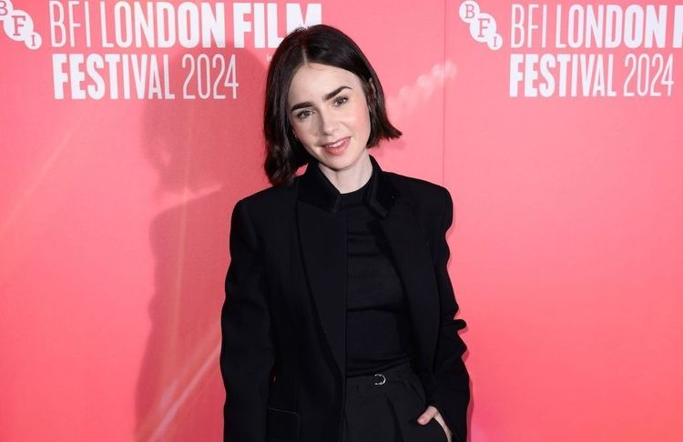 Lily Collins se confie sur sa première au théâtre pour la pièce « Barcelona »