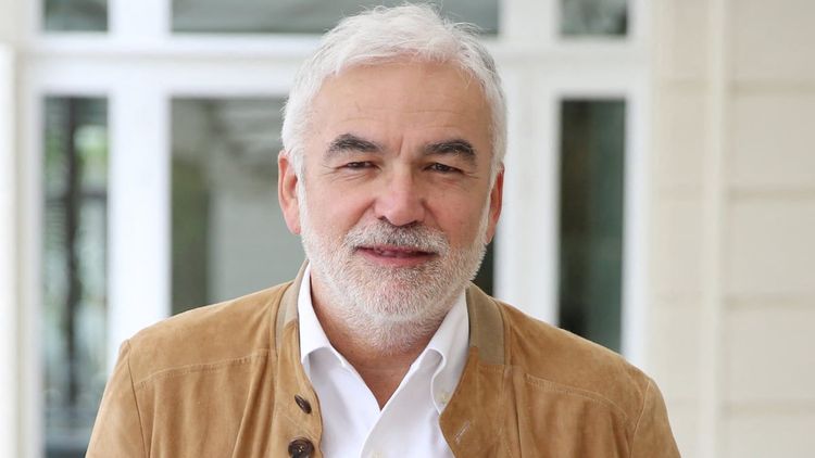 Hors de lui, Pascal Praud s'indigne face à Macron : "Il rêve de fermer CNews"
