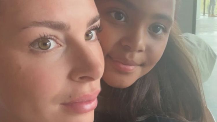 "Ma fille se frotte la peau pour…" : la fille d'Emilie Fiorelli victime de harcèlement et de racisme à l'école, son cri du cœur !