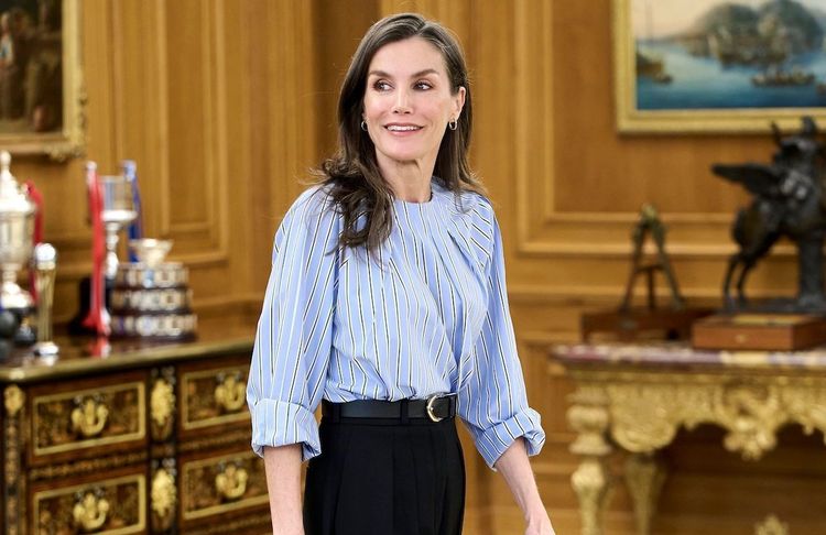 En chemisier rayé, Letizia d’Espagne signe le look de bureau parfait pour le printemps