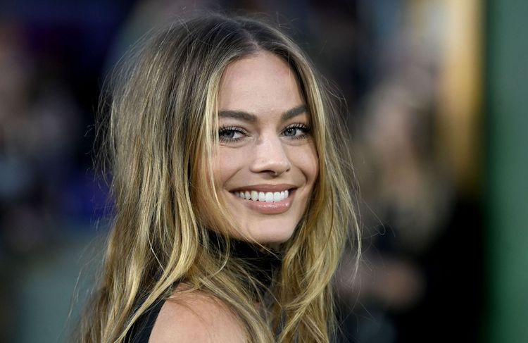 Margot Robbie adopte le « skant », la pièce hybride qui affole les podiums