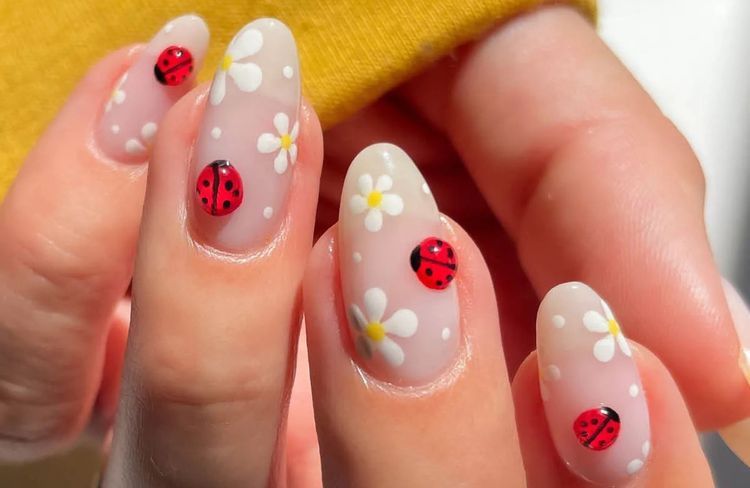 Ladybug nails : la tendance régressive du printemps que l'on n'avait pas vue venir