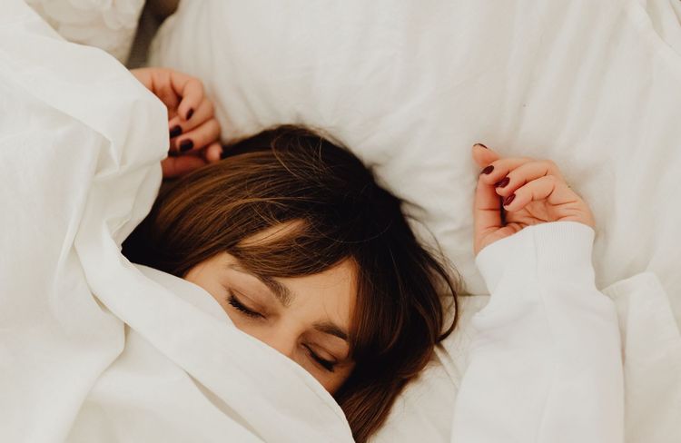 Se tenir debout 10 minutes sur du gros sel : ce phénomène TikTok promet-il vraiment de mieux dormir ?