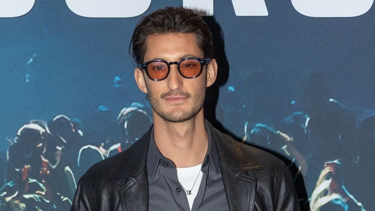 Enchères folles : Pierre Niney voit son mouchoir atteindre 100 000 €, « un délire typiquement américain »