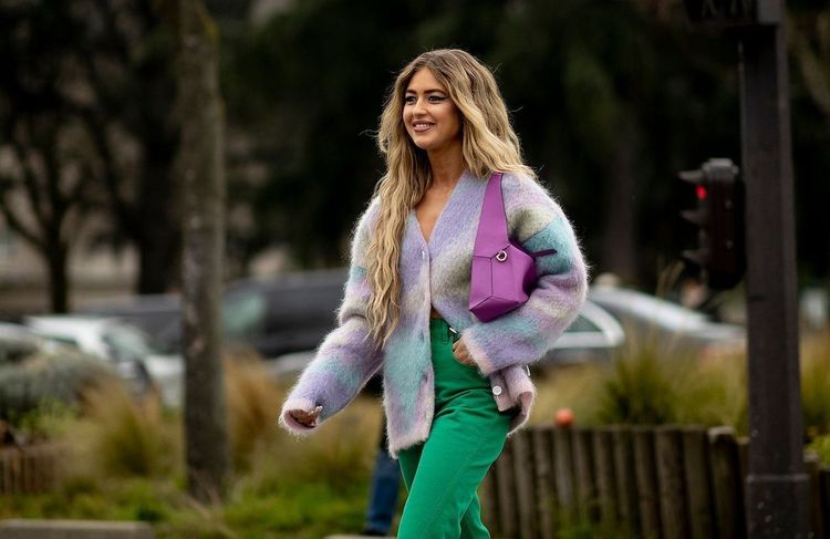 Cette façon de porter le cardigan est la plus tendance de l'automne