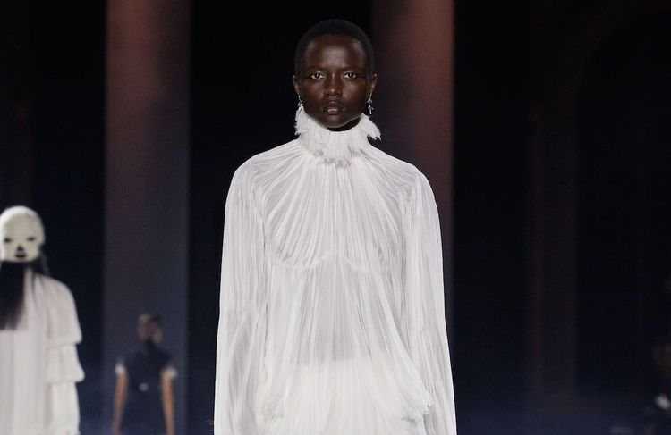 Cette chemise aux accents néo-romantiques est la tendance chic du printemps