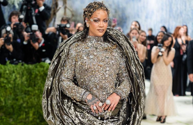 Rihanna clôture le tapis rouge du Met Gala en robe sculpturale