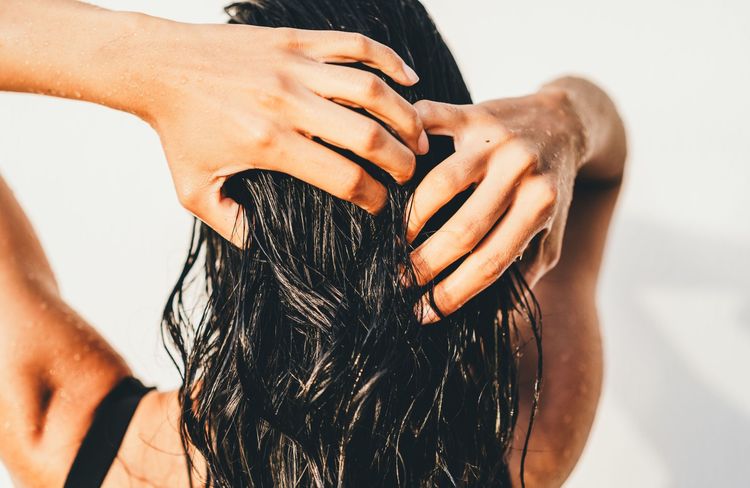 Shampoing violet ou bleu : lequel choisir selon sa coloration ?