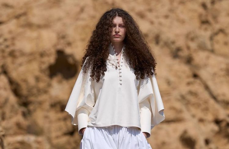 À 16 ans, Athéna, la fille de Laetitia Casta fait une entrée remarquée dans la mode en défilant pour Jacquemus