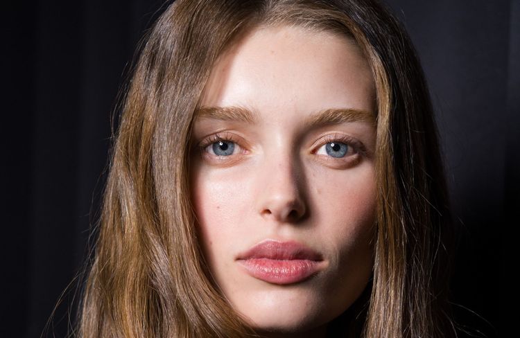 Mettre de l’huile sous son concealer, la nouvelle astuce TikTok qui divise