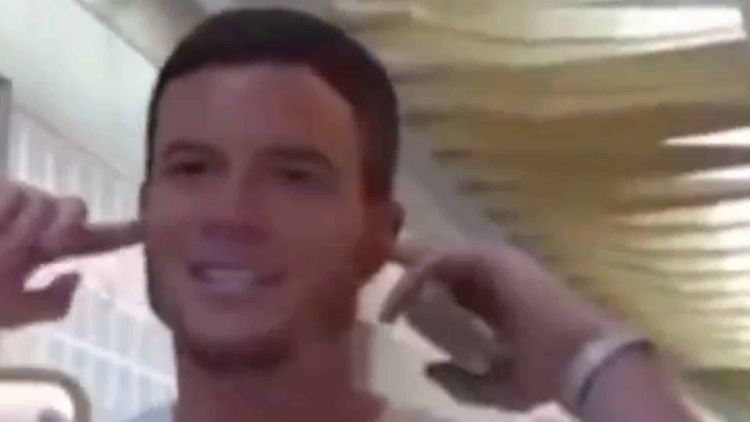 "J'ai regardé tes films de c.." : AD Laurent en pleine polémique après sa vidéo devant des enfants dans un centre commercial !