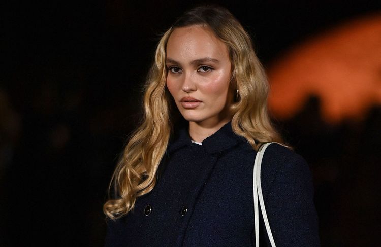 « Ma mère fait toujours de belles associations » : la minute mode de Lily-Rose Depp