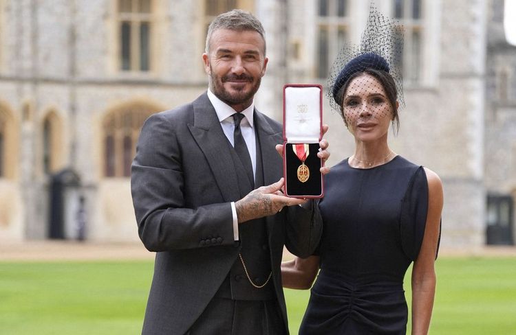 David Beckham anobli par Charles III : Victoria Beckham remet au goût du jour cet accessoire royal