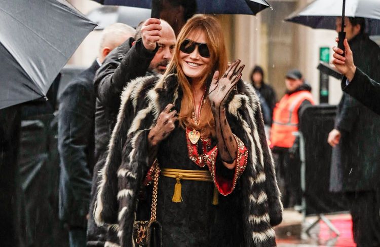 Carla Bruni surprend au défilé Valentino avec une robe mi-bohème mi-chic