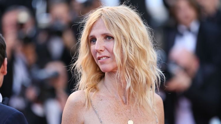 Entre deux tournages, Sandrine Kiberlain (57 ans) ouvre les portes de son appartement parisien dans lequel elle aime "passer du temps"