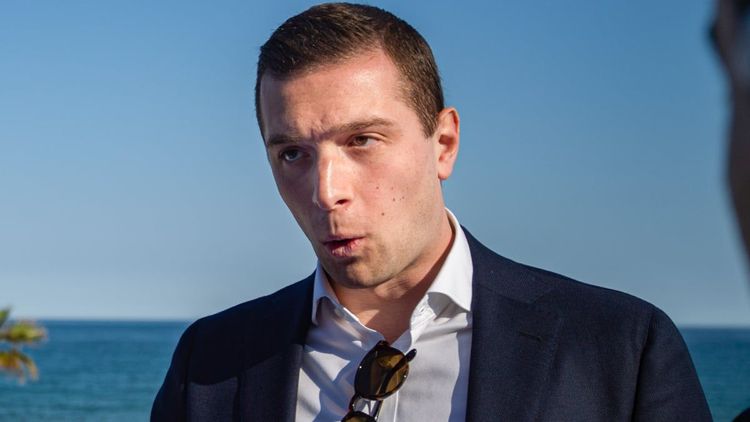 Jordan Bardella éméché après sa démission, il enchaîne les verres : "Il a une bonne descente"