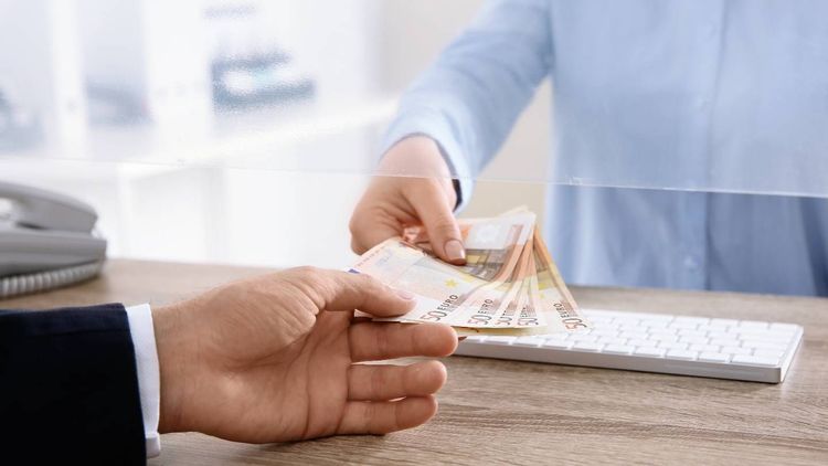 Compte pro : dans quelles banques peut-on déposer des espèces gratuitement ?