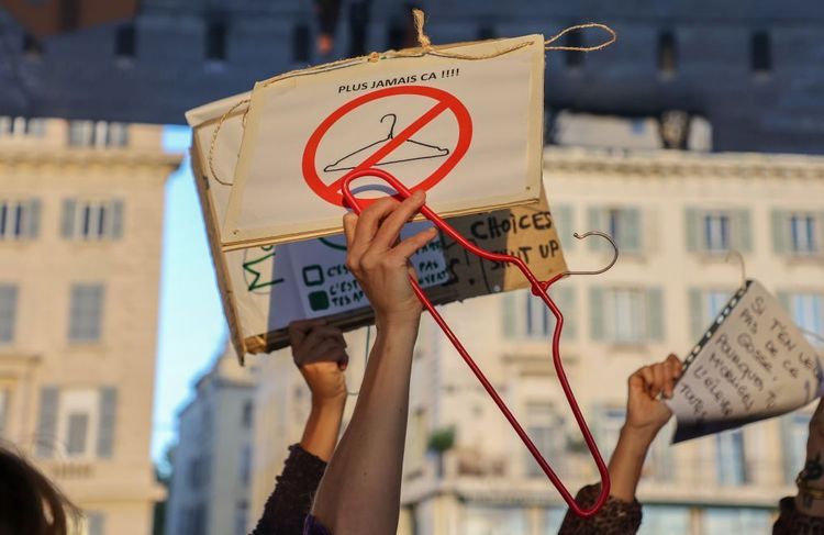 Accès à l'IVG : un parcours semé d'embûches pour les femmes en France