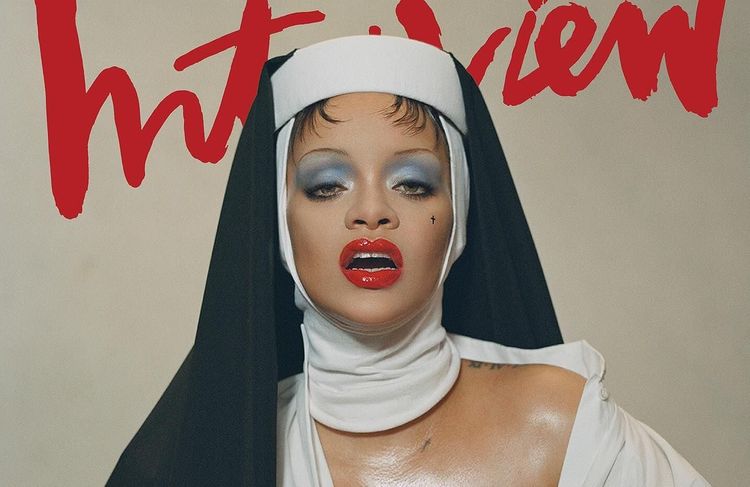 Décolleté profond et bouche laquée : Rihanna réinterprète l’image de la religieuse