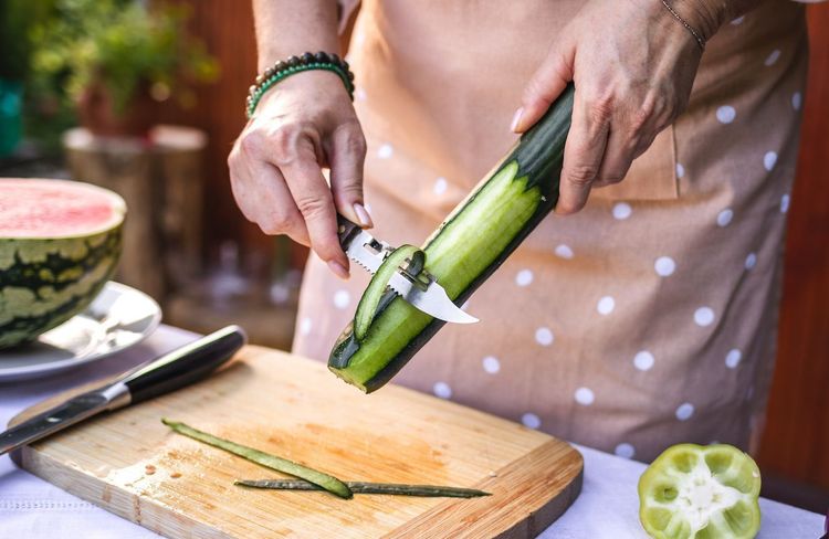Voici comment réutiliser la peau du concombre dans une boisson détox