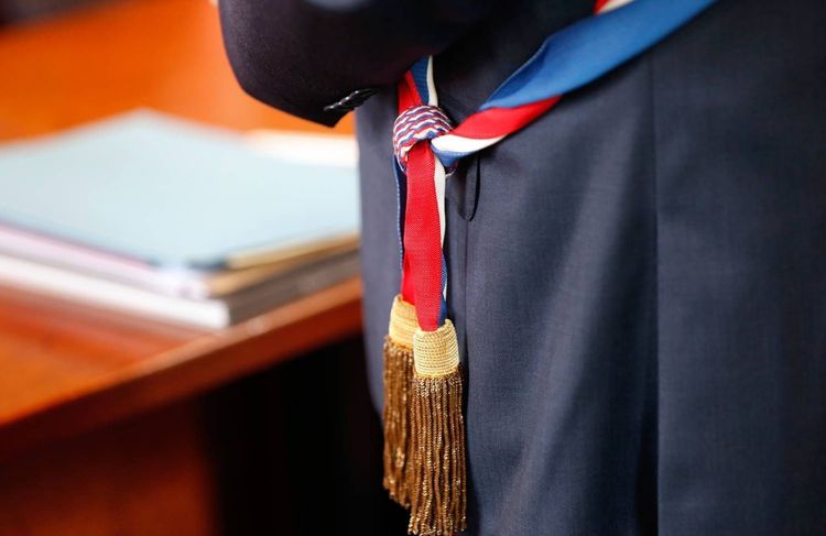 Mis en examen pour viols et interdit de se rendre sur sa commune, un maire préside malgré tout son conseil municipal
