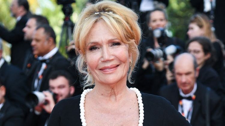 Clémentine Célarié (68 ans) : "Elle me caressait les cuisses", révélations sur ces attouchements subis à 12 ans par une religieuse