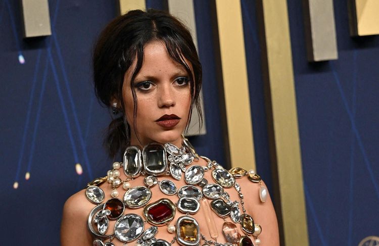 « Imaginez cela sur vos épaules » : le styliste de Jenna Ortega révèle le poids impressionnant de son top Givenchy porté aux Emmy Awards