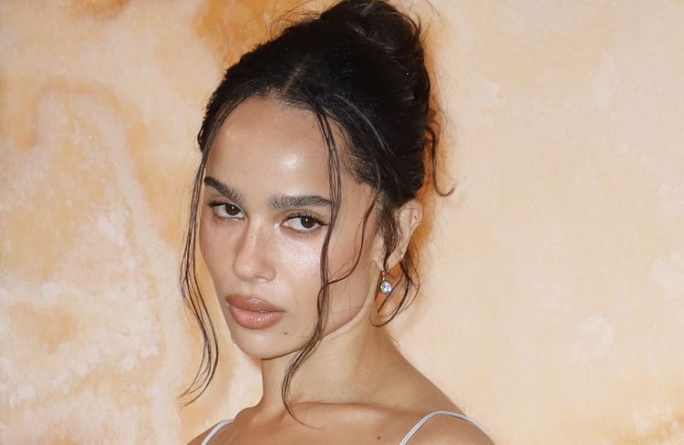 Coiffure d’été : Zoë Kravitz succombe à l’accessoire mode le plus en vogue de la saison (et c’est canon)