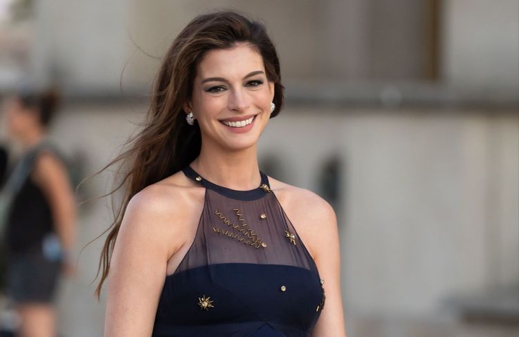 Anne Hathaway adopte la couleur de maquillage la plus tendance de la saison