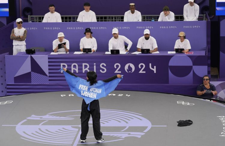 « D’une burqa, elles peuvent faire des ailes »… B-girl Talash explique le message aux Afghanes aux JO 2024