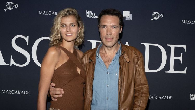 Nicolas Bedos en froid avec Doria Tillier ? Il dément les propos de Léa Salamé et rétablit la vérité