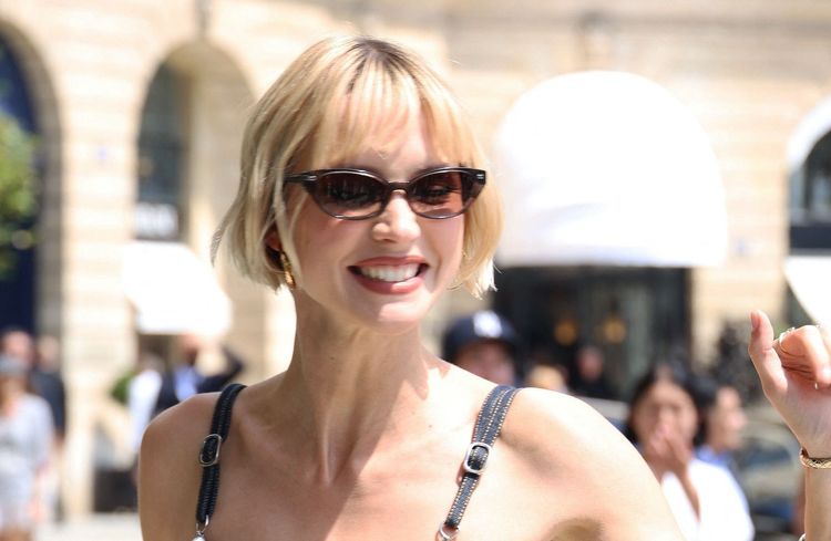 Angèle, rayonnante dans cet indispensable du vestiaire féminin au défilé Chanel