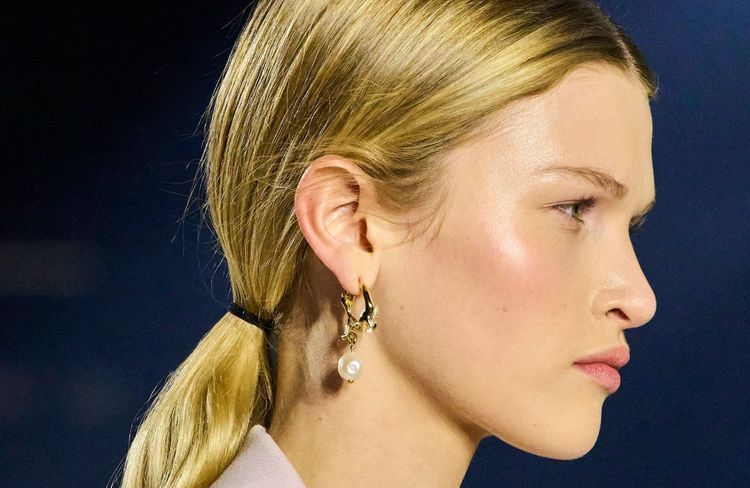 Cet élastique, ultra populaire, abîme considérablement la chevelure selon un coiffeur