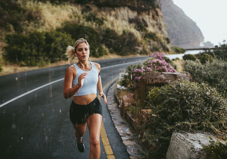 Courir sous la pluie, l’astuce bien-être à ne pas négliger
