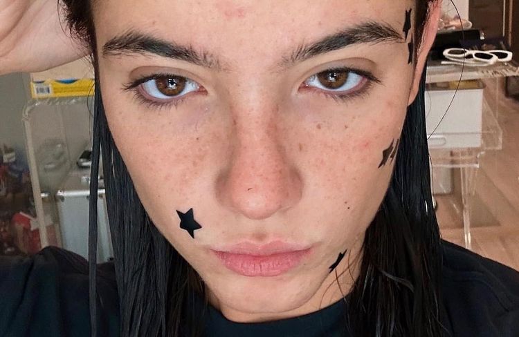 Comment les stars ont transformé le patch anti-boutons en accessoire hype