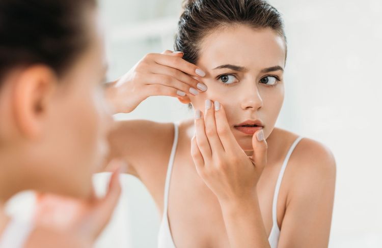 Comédons fermés, pores bouchés… L’astuce qui permet vraiment d’en venir à bout selon un dermatologue