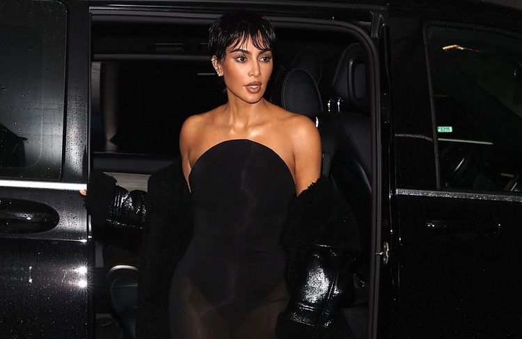 Kim ou Kris ? Métamorphosée, Kim Kardashian crée l’événement au défilé Maison Margiela en adoptant le style de sa mère