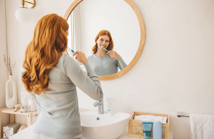 Cet ingrédient bien connu des routines capillaires pourrait réparer l’émail de vos dents