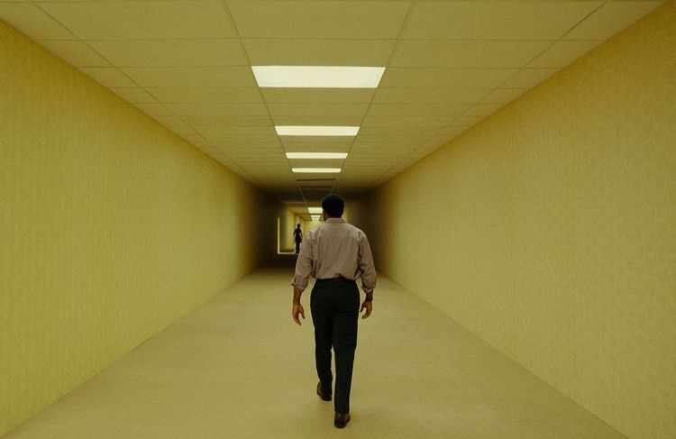 “Backrooms”, connaissez-vous la légende d’internet qui se cache derrière le film phénomène ?