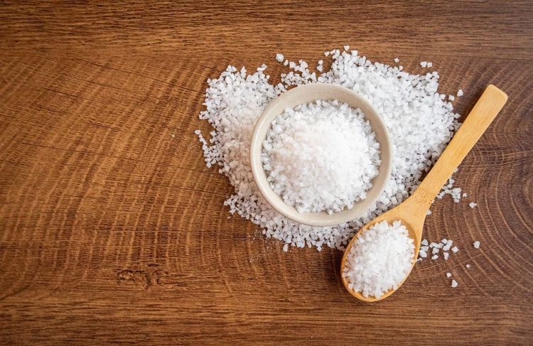 Vague de chaleur : voici pourquoi il ne faut pas retirer le sel de nos plats quand il fait chaud