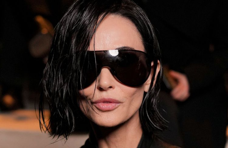 Adieu les cheveux longs : Demi Moore surprend avec un carré court radical au défilé Gucci