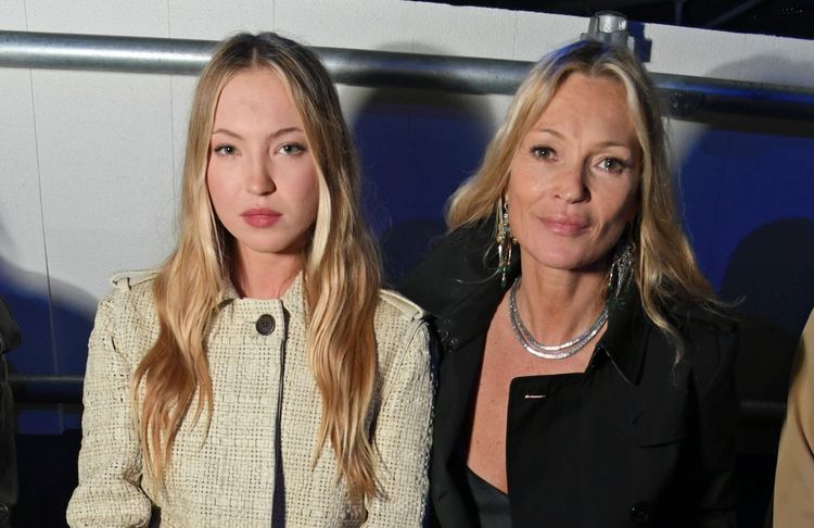Très complices, Kate Moss et Lila Moss signent l’apparition la plus remarquée du défilé Burberry