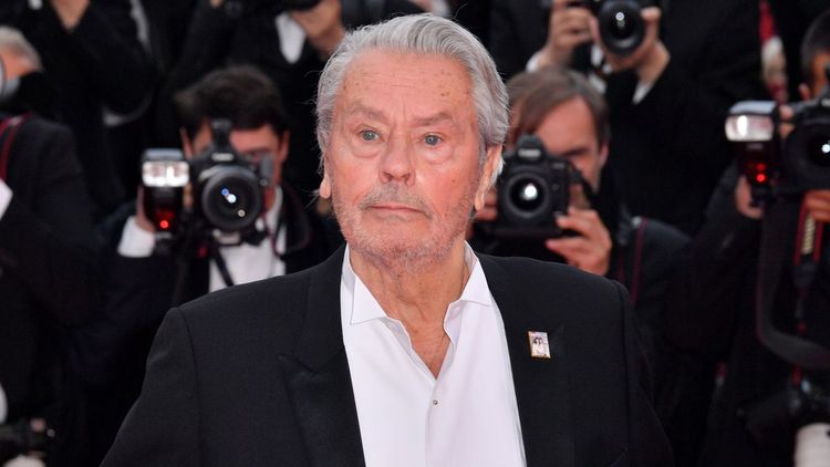 Mort d'Alain Delon : Hiromi Rollin fait des révélations chocs, "Il me faisait du chantage...