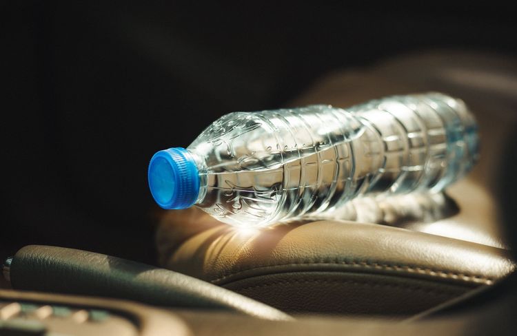 Pourquoi il ne faut jamais boire une bouteille d'eau oubliée dans sa voiture