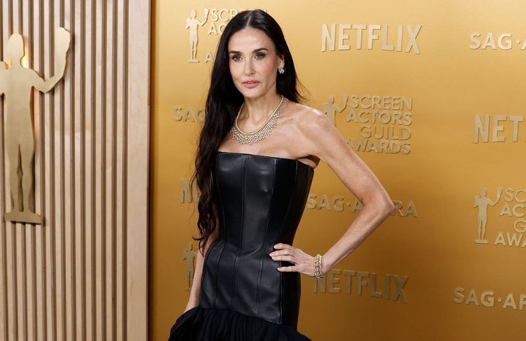 Demi Moore envoûte les SAG Awards 2025 avec une robe en cuir sculpturale