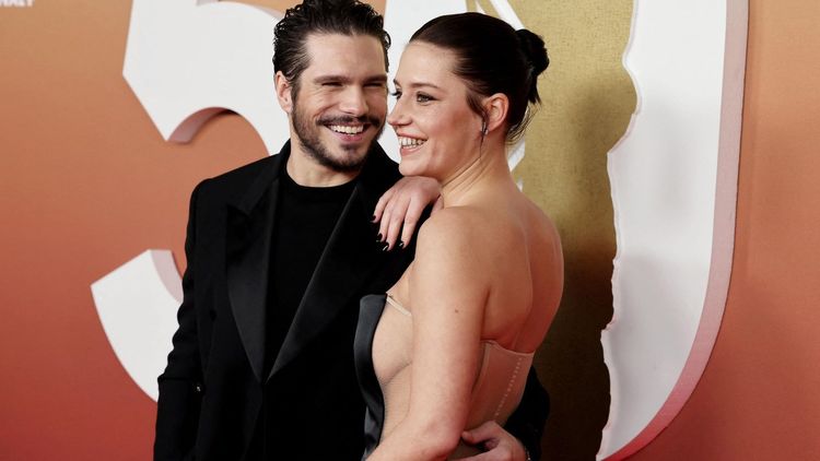 Les fans de François Civil scandent son nom, la réaction d'Adèle Exarchopoulos est sans appel