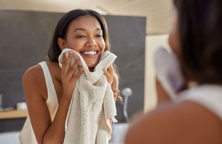 Pourquoi ne faut-il jamais utiliser la même serviette pour le corps et le visage, selon les dermatologues
