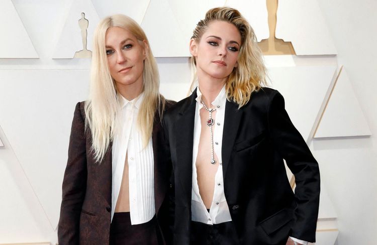 Chemisier et jupe métallisés, Kristen Stewart casse les codes de la traditionnelle tenue de mariée