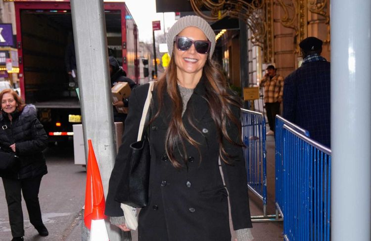 Pour contrer la morosité hivernale, Katie Holmes se met à la couleur